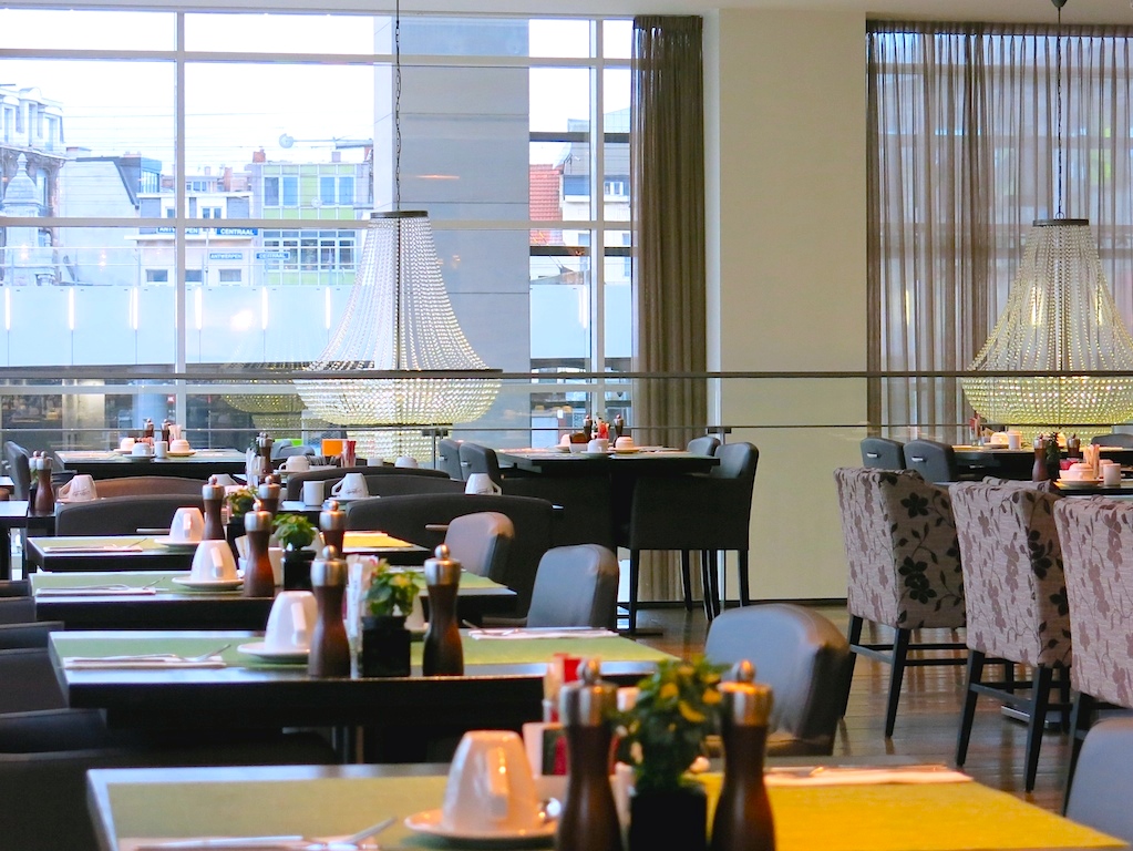 The restaurant called Arivé where the hotel’s ample breakfast buffet is served  © MRNY 