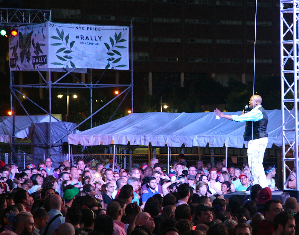 Titus Burgess serenades the crowd with "Pinot Noir." ©MRNY