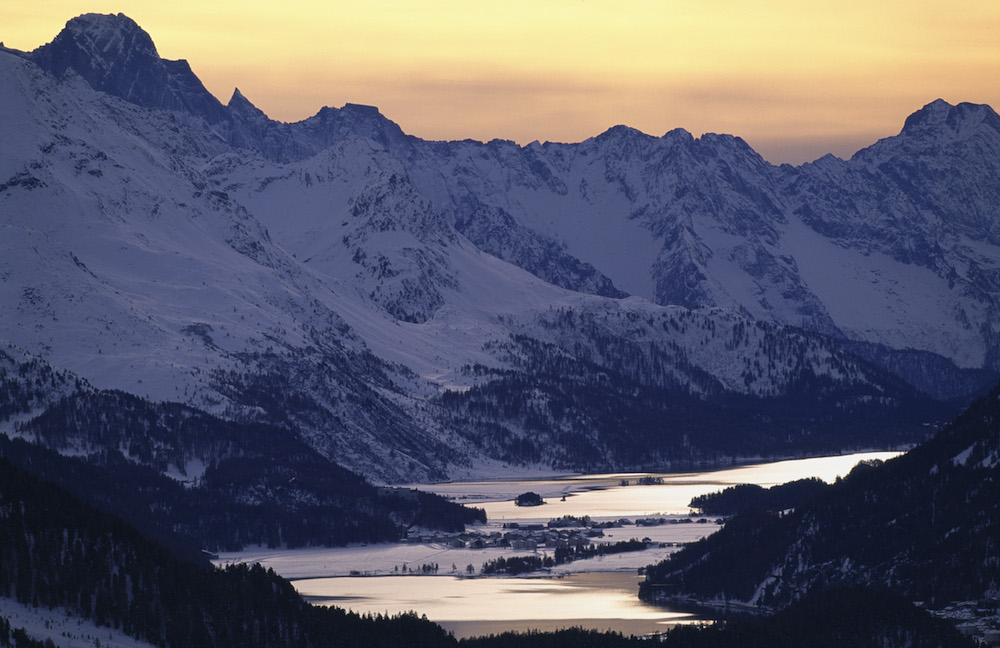  View from Silvaplana towards the Lakes of Silvaplana and Sils. On the left side in the background you can see Piz Badile that is known as a prominent mountain in the Alps of Bergell. ©Badrutt's Palace Vista da Silvaplana sui Laghi di Silvaplana e di Sils. A sinistra sullo sfondo si vede il Piz Badile che Ë conosciuto come montagna marcata nelle Alpi della Bregaglia. Copyright by ENGADIN St. Moritz By-line:swiss-image.ch/Robert Boesch