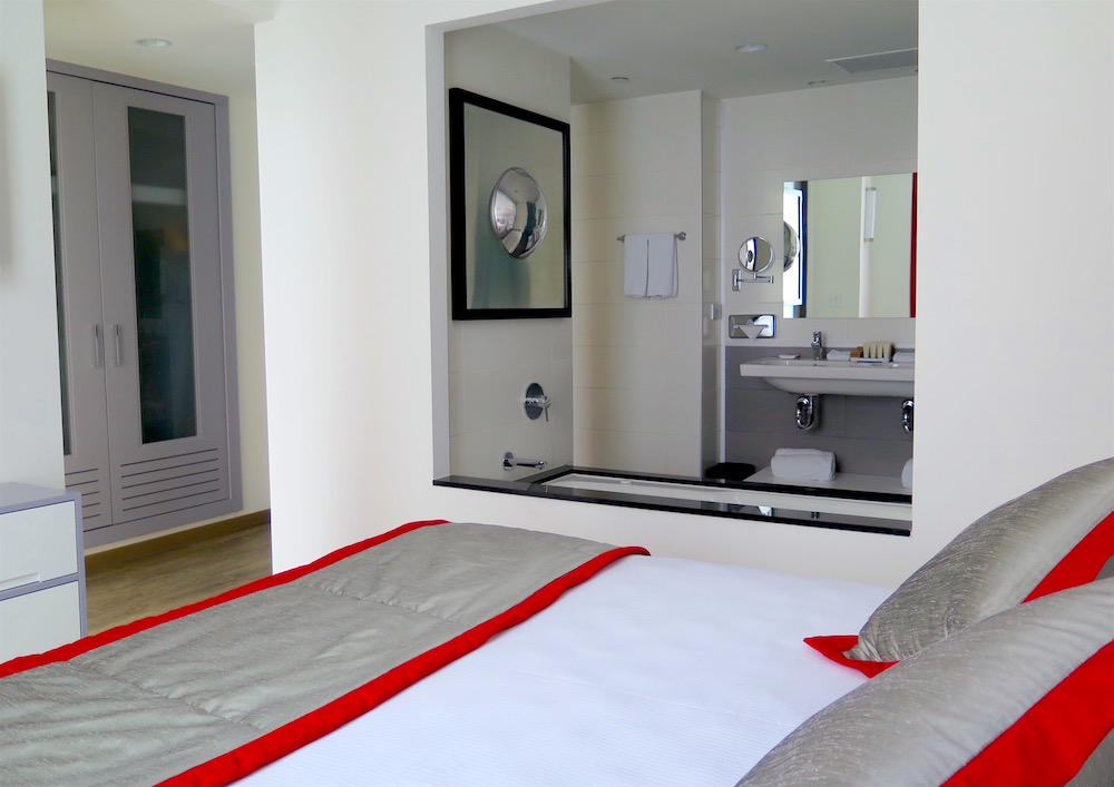The Presidential Suite master bedroom with hydromassage soaking tub ©MRNY