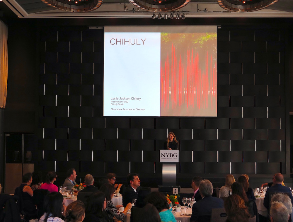 Leslie Jackson Chihuly addresses the press in the Manhattan Ballroom at Grand Hyatt New York ©MRNY